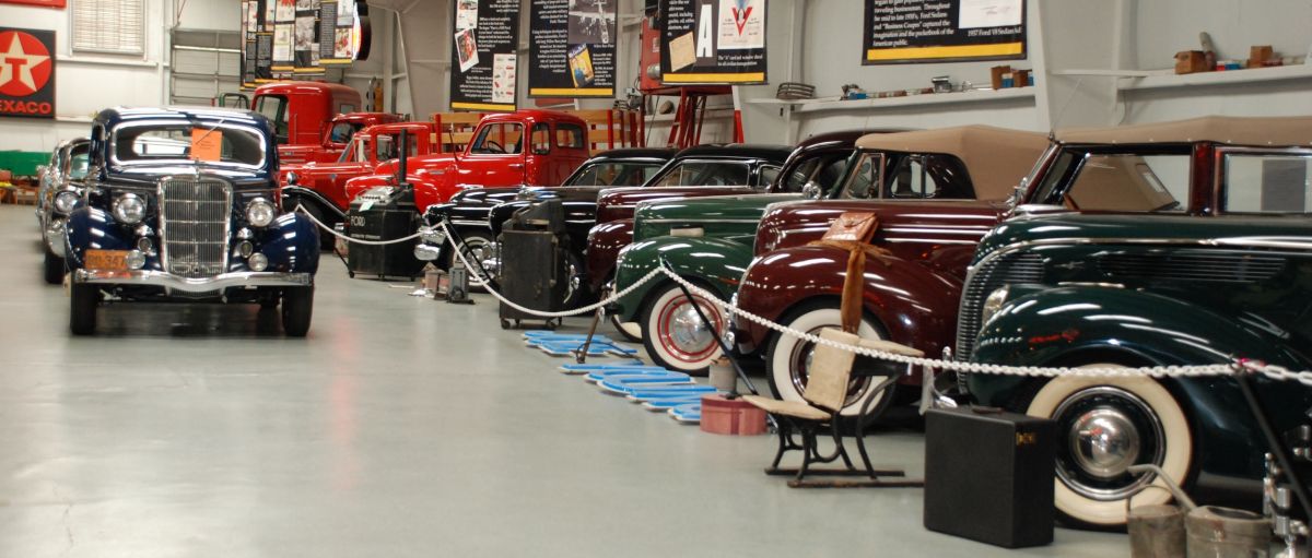 Carros antigos em exposição no Bennett Classics Antique Auto Museum