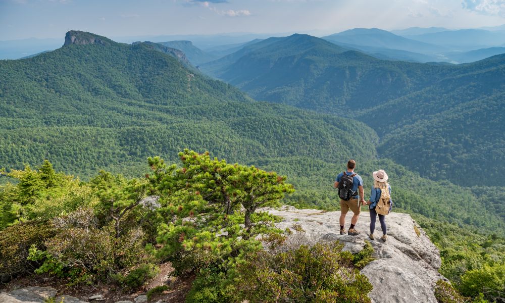 https://asset---north-carolina.bldg15.net/img/1/6/161c3142-ccf6-4e34-9e48-4a0700278449/Couple%20Hiking%20at%20Summit%20of%20Hawksbill%20Mountain%20in%20the%20Linville%20Gorge%20Wilderness-fit(1000,600).7ec14aef.jpg