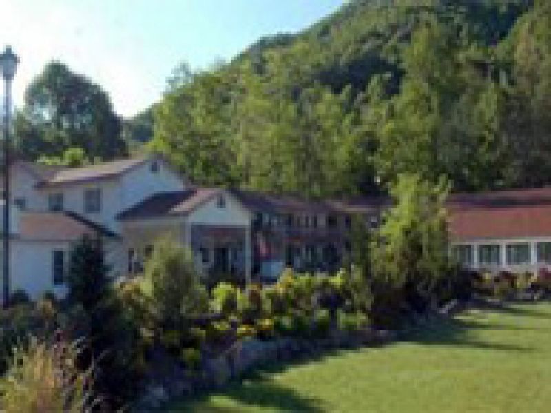 Maggie Valley Creekside Lodge