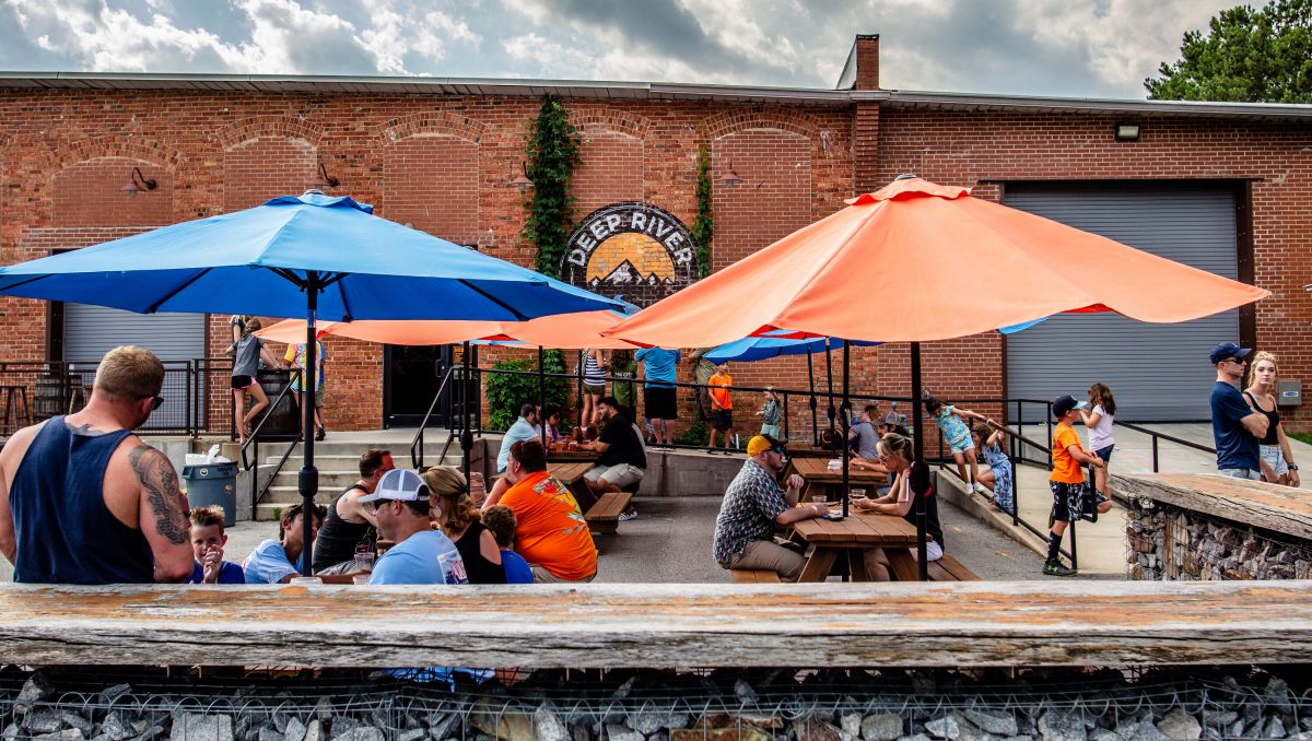 People enjoying drinks on Deep River Brewing's Outdoor patio