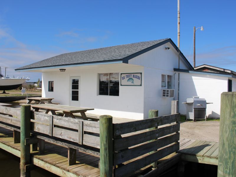 Big Trout Marina & Cafe
