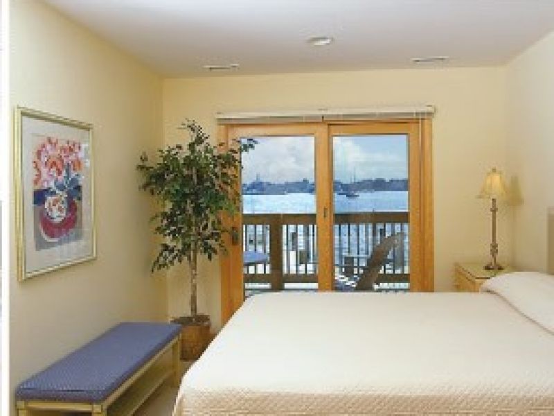 Captain’s Landing Waterfont Inn