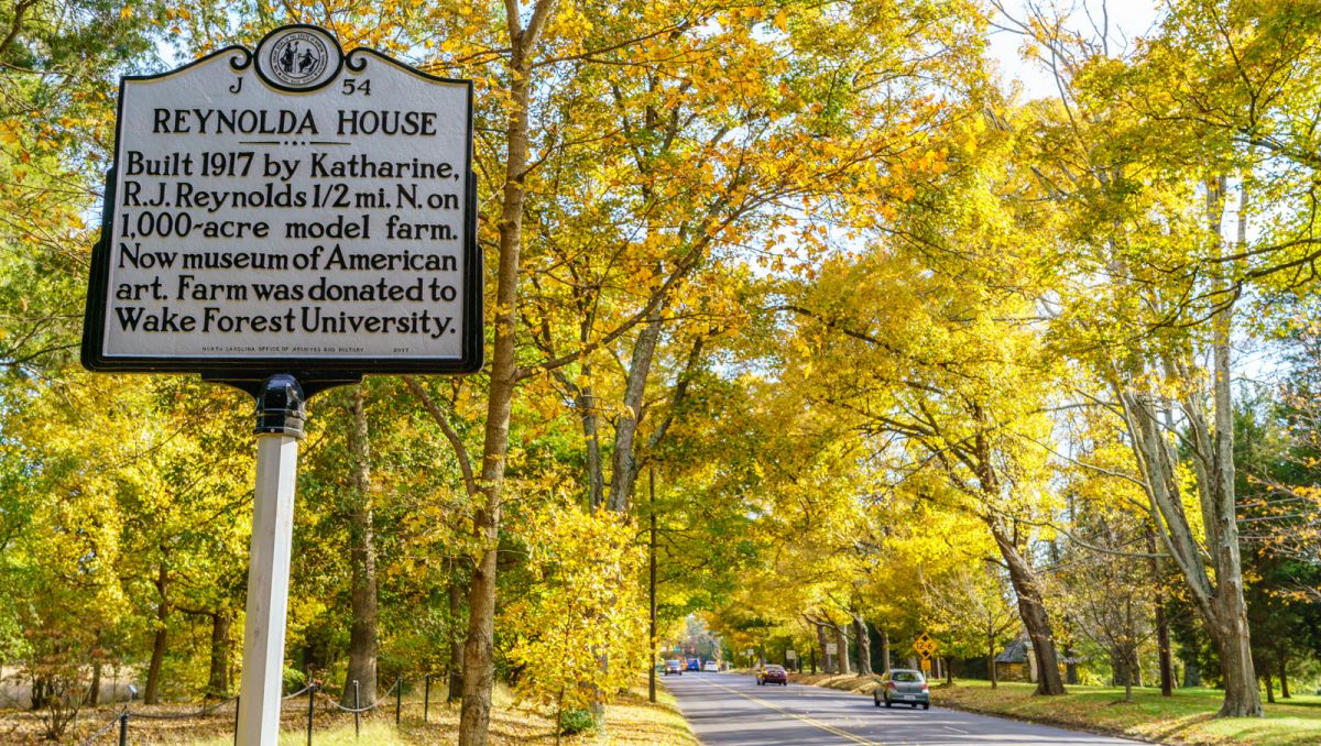 street sign of Reynolda Mile