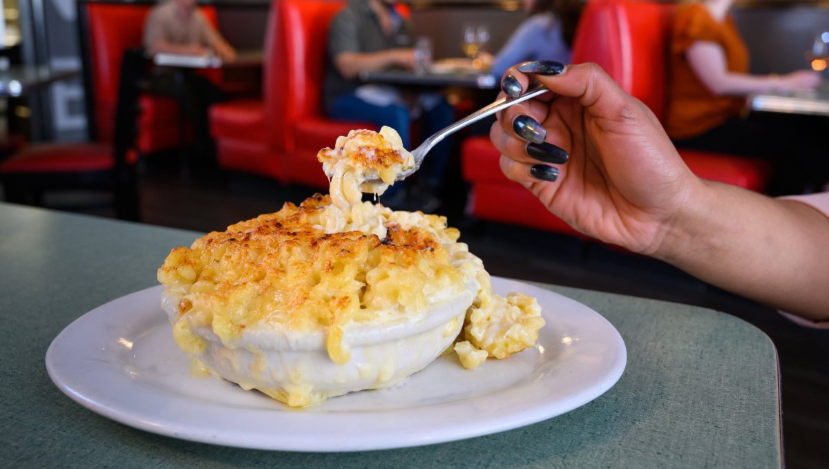 Mac Au Gratin from Poole's Diner with diners in booth in background